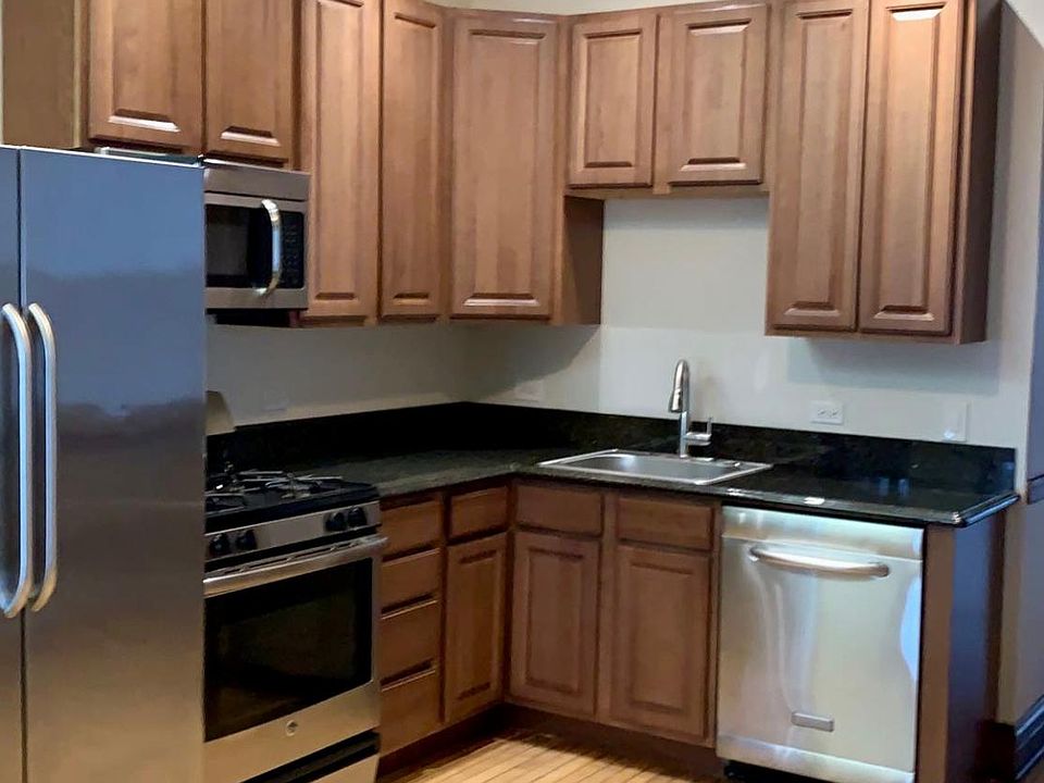1st image of 3646 W Oakdale Ave #1