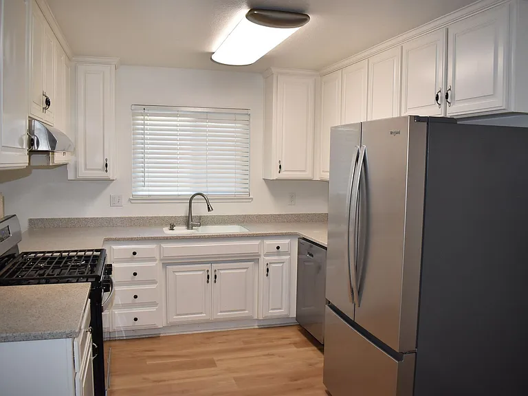 1037 Eisenhower Way — Photo 6