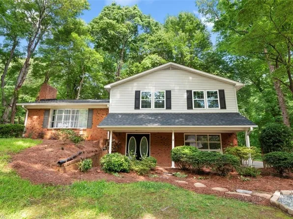 2511 Deercreek Dr, Winston Salem, NC 27106