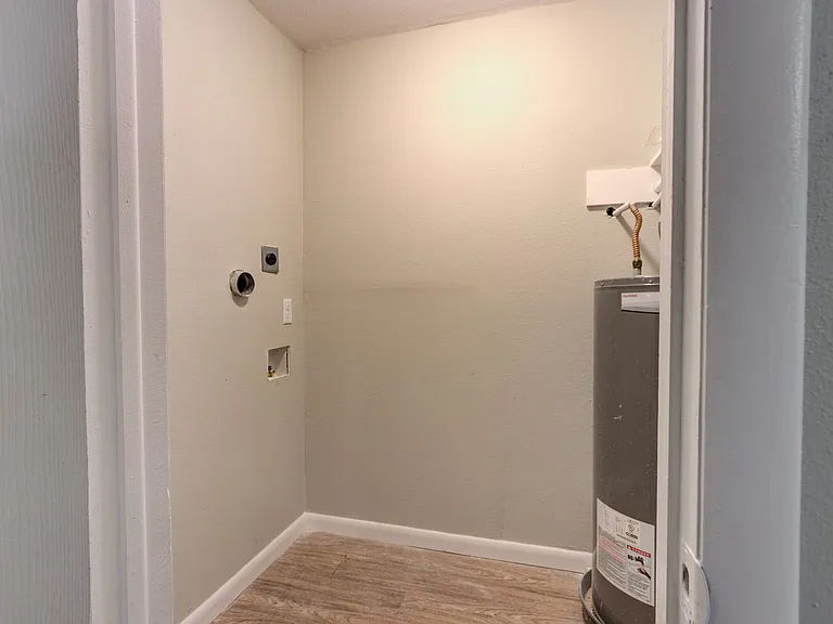 The Azalea: 1 & 2 Bedroom Apartments — Photo 10