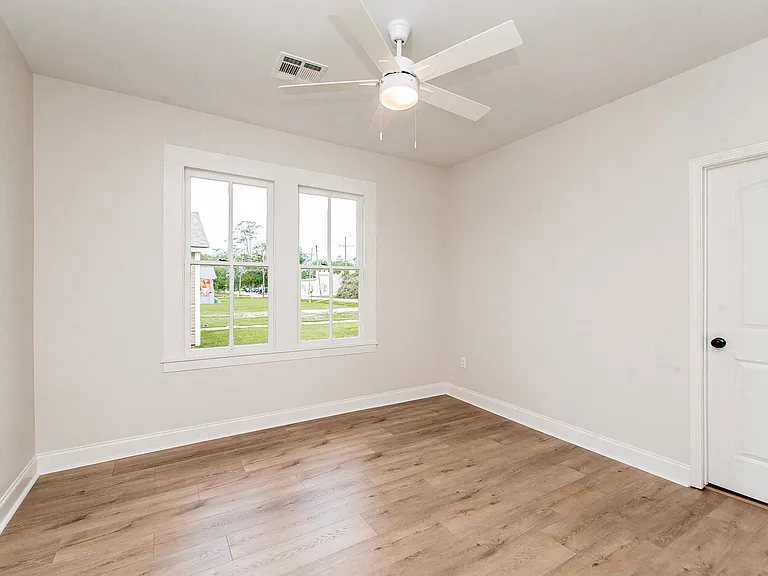 445 W Oak St — Photo 5