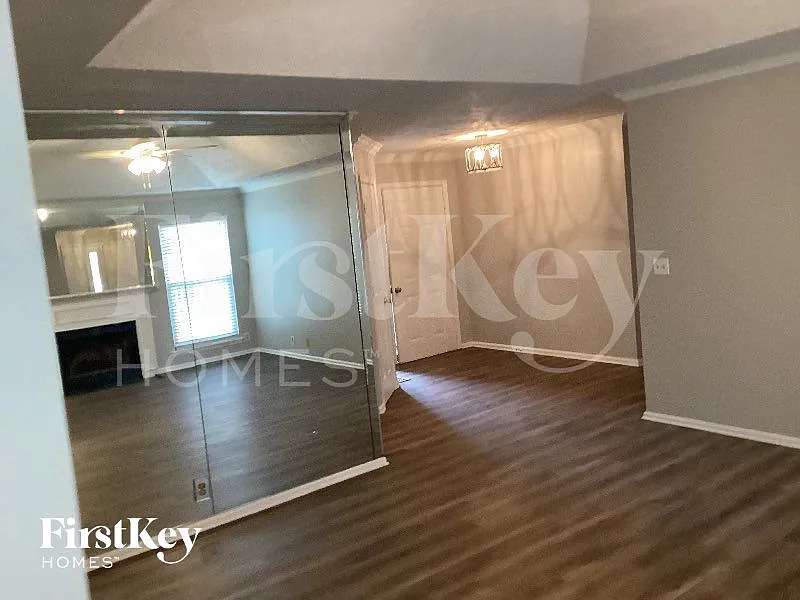 3 bed, 2.5 bath, 2210 sqft, $2,410 — Photo 2