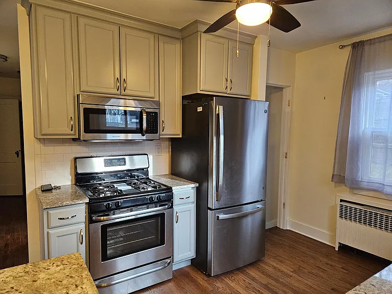 2419 Middle Rd — Photo 4