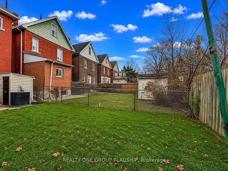16 Huntley St — Photo 38