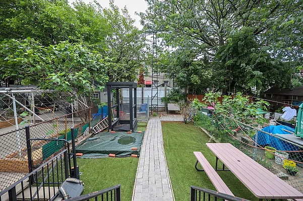 Sold by Remax Edge | media 28