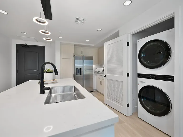 Begonia Place Luxury Apartments — Photo 89
