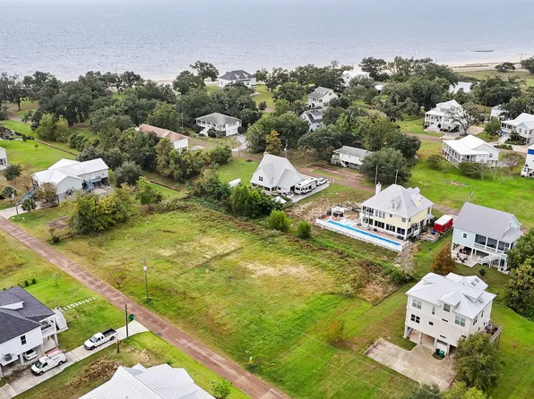 119 Lakewood Dr, Waveland, MS 39576