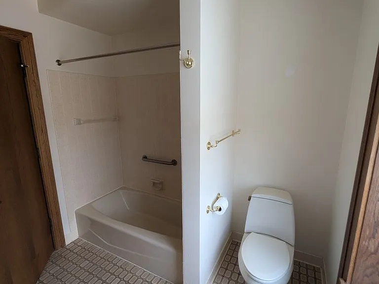 1408 Strongs Ave — Photo 7