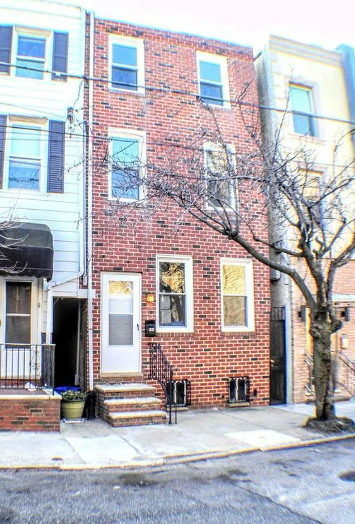 546 Manton St photo 1