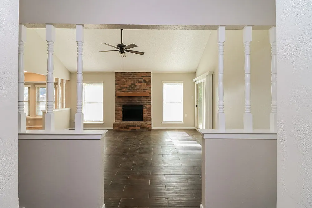 3 bed, 2.0 bath, 1221 sqft, $2,035 — Photo 3