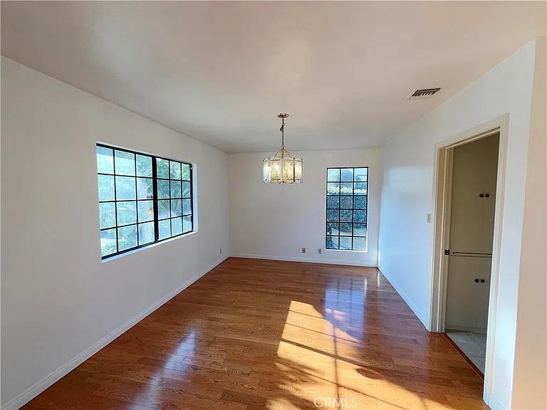 1050 Mayflower Ave — Photo 3