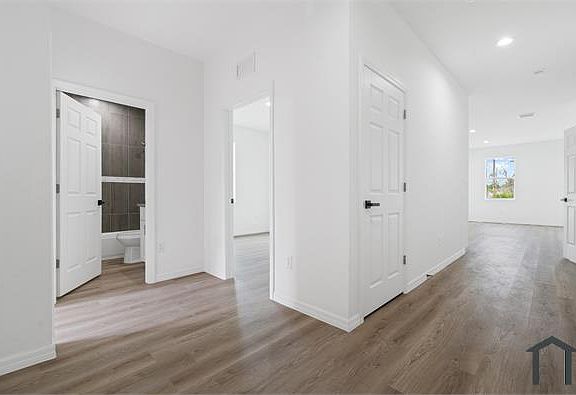 3rd image of 566 Woodview Dr