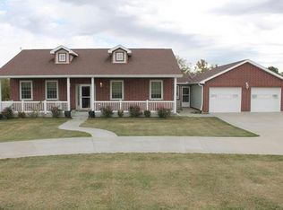 16260 Eastlake Dr, Lexington, MO 64067