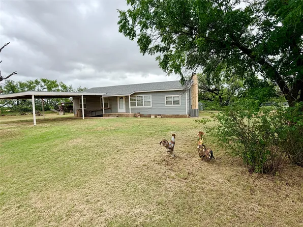 649 McCartney Ln, Tye, TX 79563