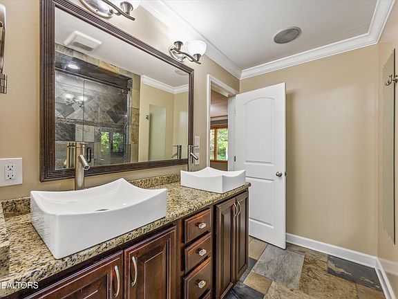 24th image of 3521 Montlake Dr