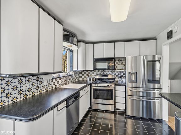 5th image of 335 W Cheryl Ln