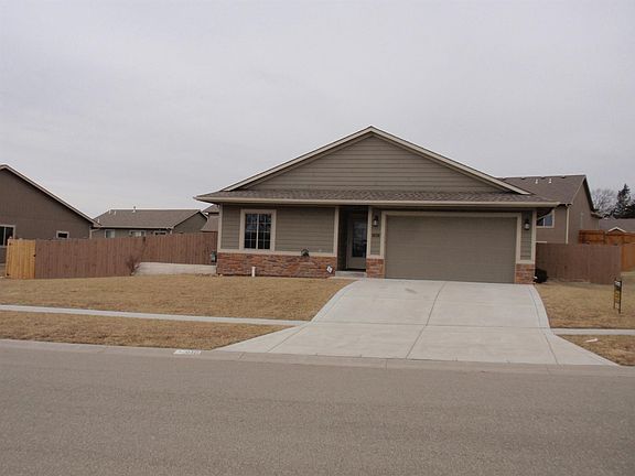 3rd image of 910 Dakota Ln