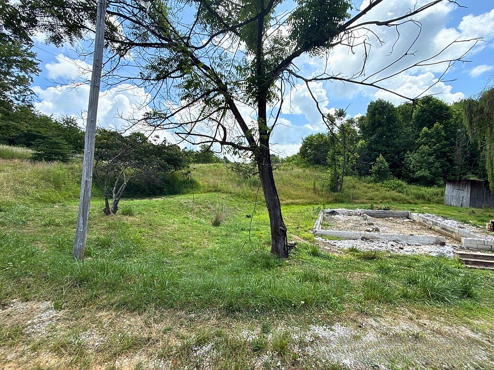 2nd image of 311 Combs Cemetery Rd