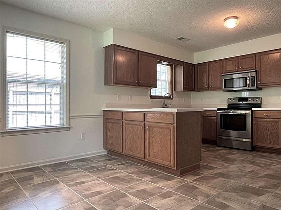 2nd image of 215 Bradford Trl