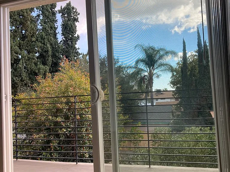 570 N Los Robles Ave — Photo 75