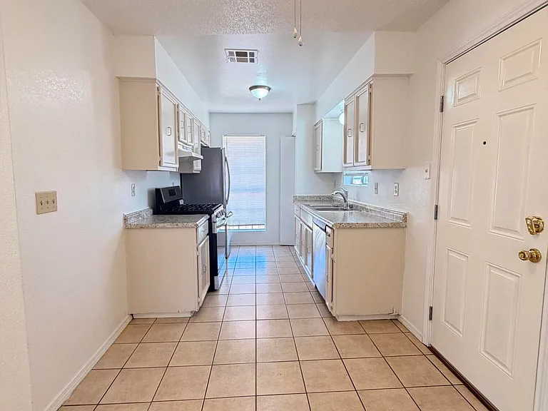 3911 Moonlight Ave — Photo 6