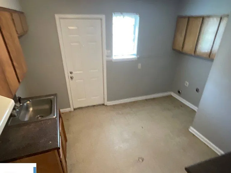 3220 Ashwood St — Photo 3