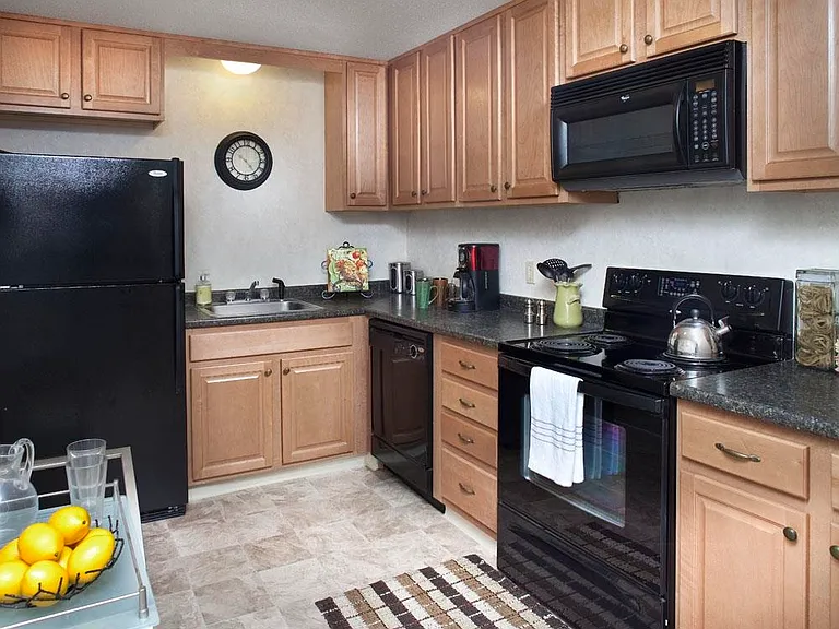 21 W River Dr — Photo 3
