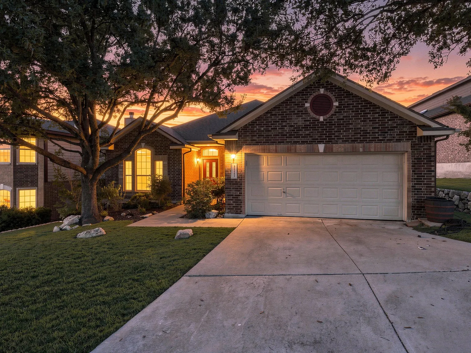 3 bed, 2386 sqft, $2,400 — Photo 4