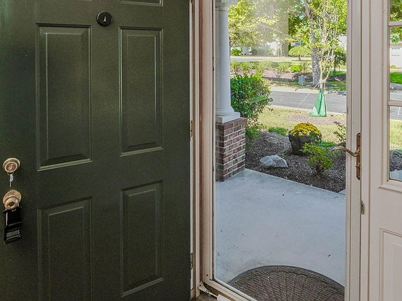 3rd image of 106 Candlewick Dr