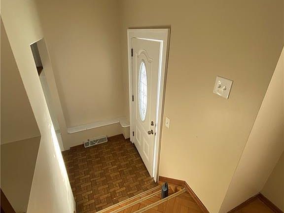 4th image of 102 Evans St