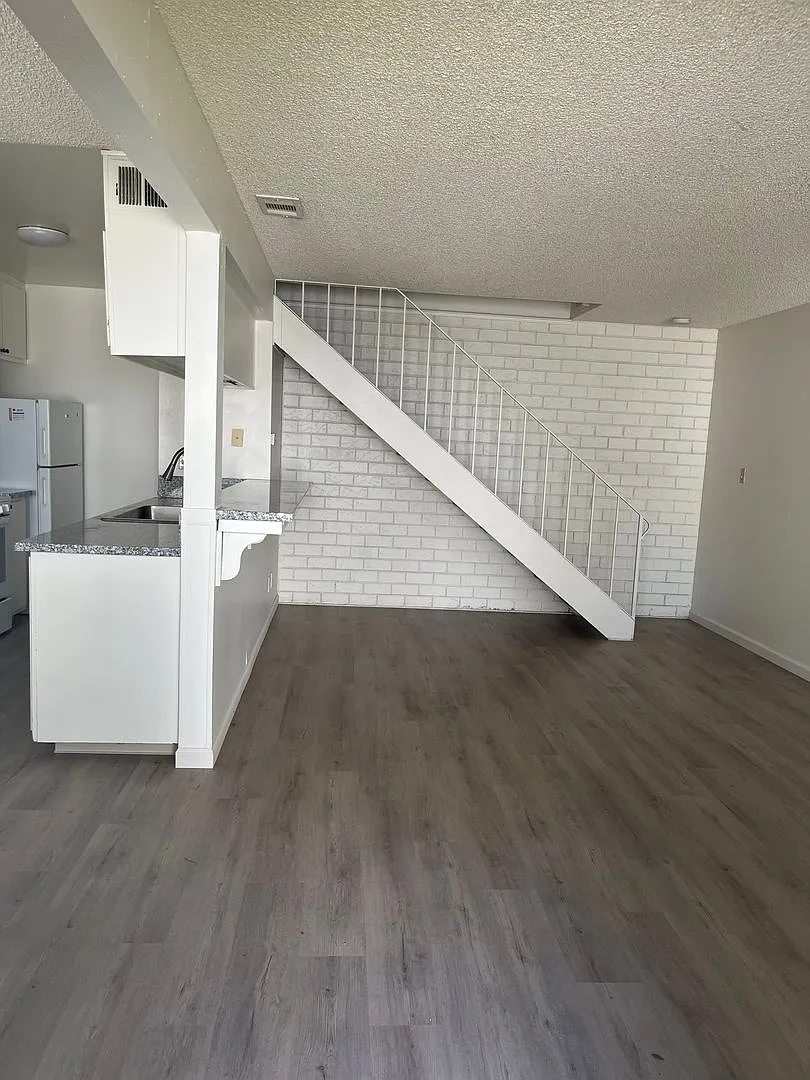 Beautiful Updated Townhome in North Davis — Photo 2