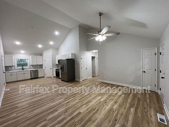 3rd image of 621 Dailey St