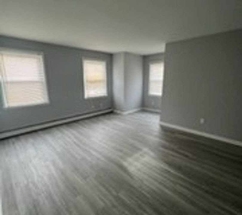 1st image of 8-10 King St #2