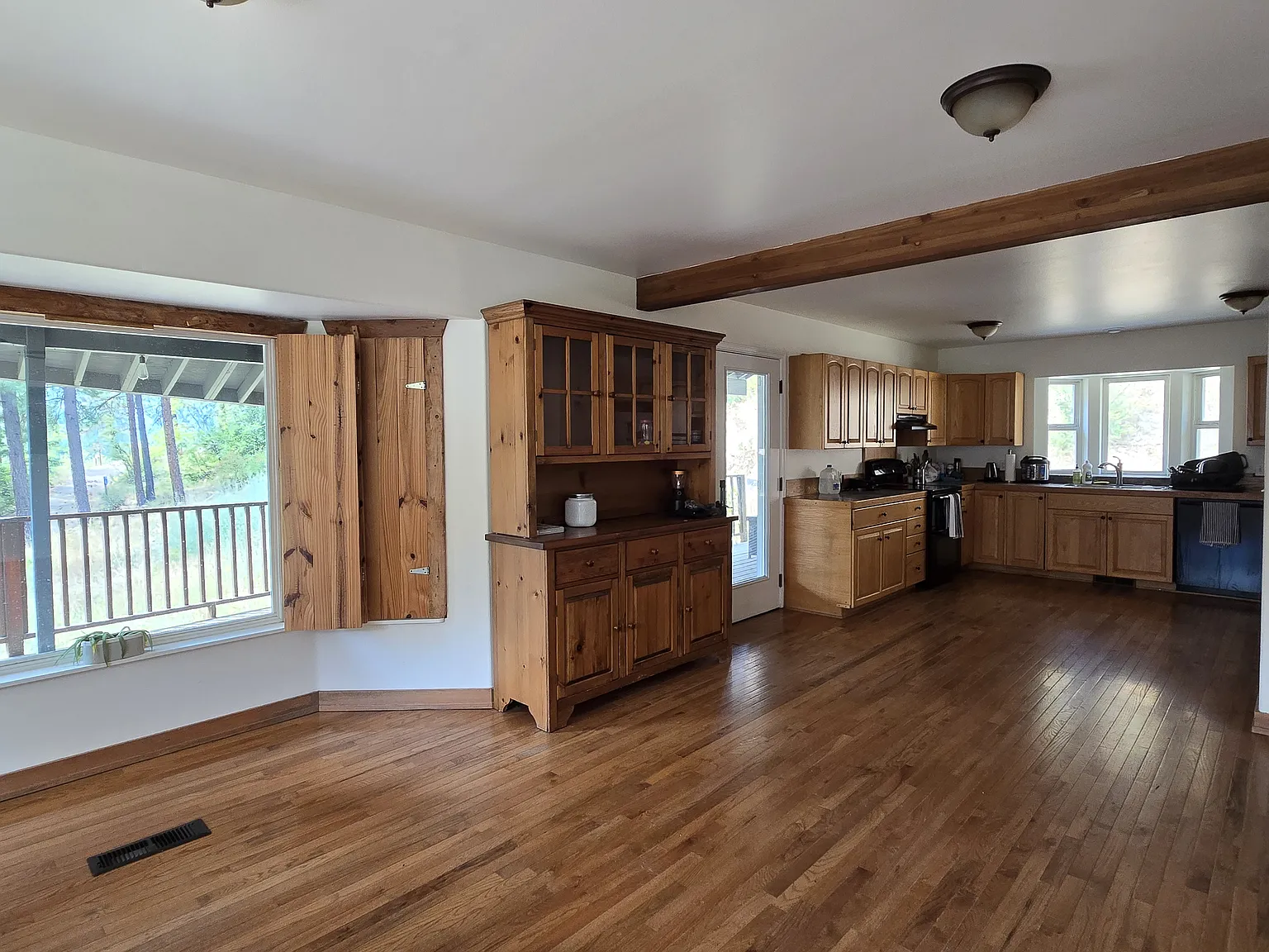 2 bed, 4200 sqft, $1,000 — Photo 3