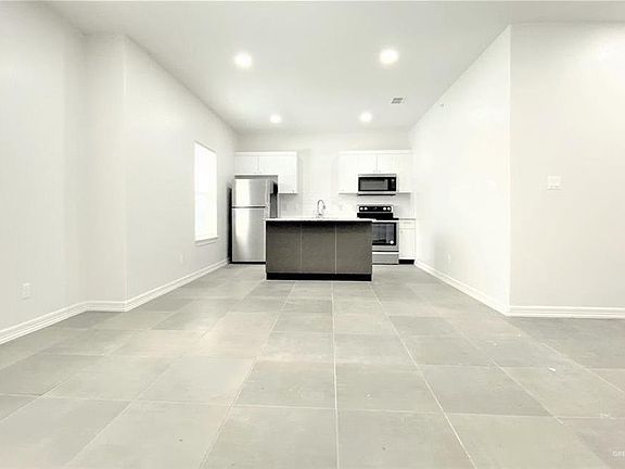 5th image of 901 E Redbud Ave #304