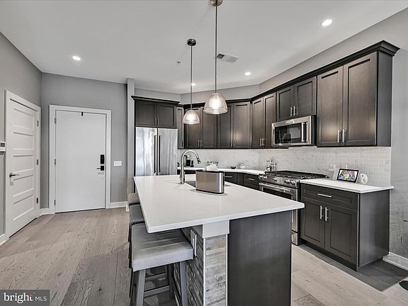 4th image of 575 S Goddard Blvd #406