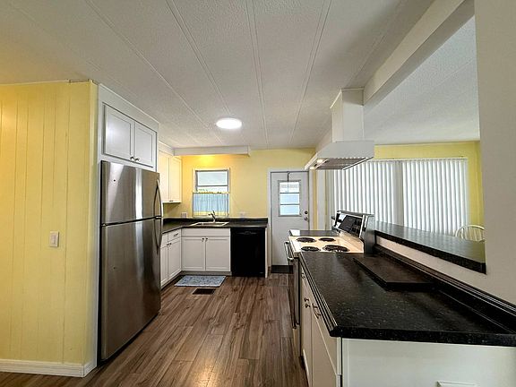 4th image of 390 Peppertree Ln