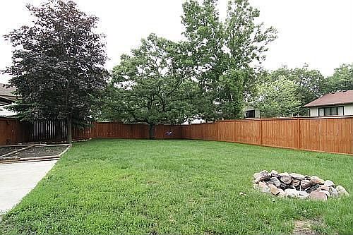 Another view of backyard.....lots of space!!