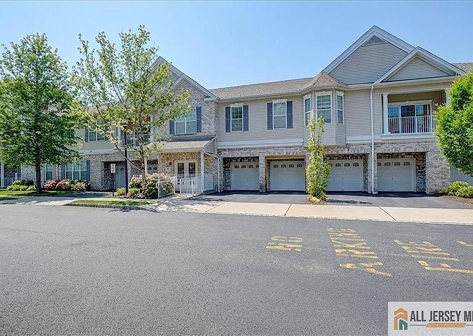 1st image of 215 Bloomsbury Dr