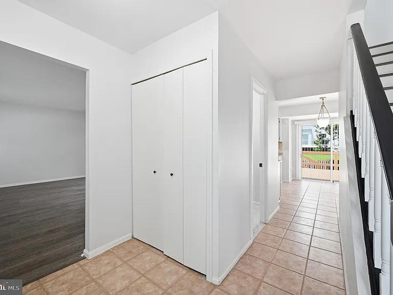 10609 Oxford Ct — Photo 9