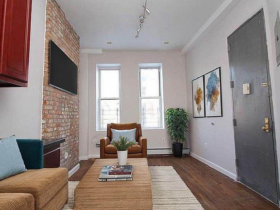 3rd image of 516 Bainbridge St APT 1