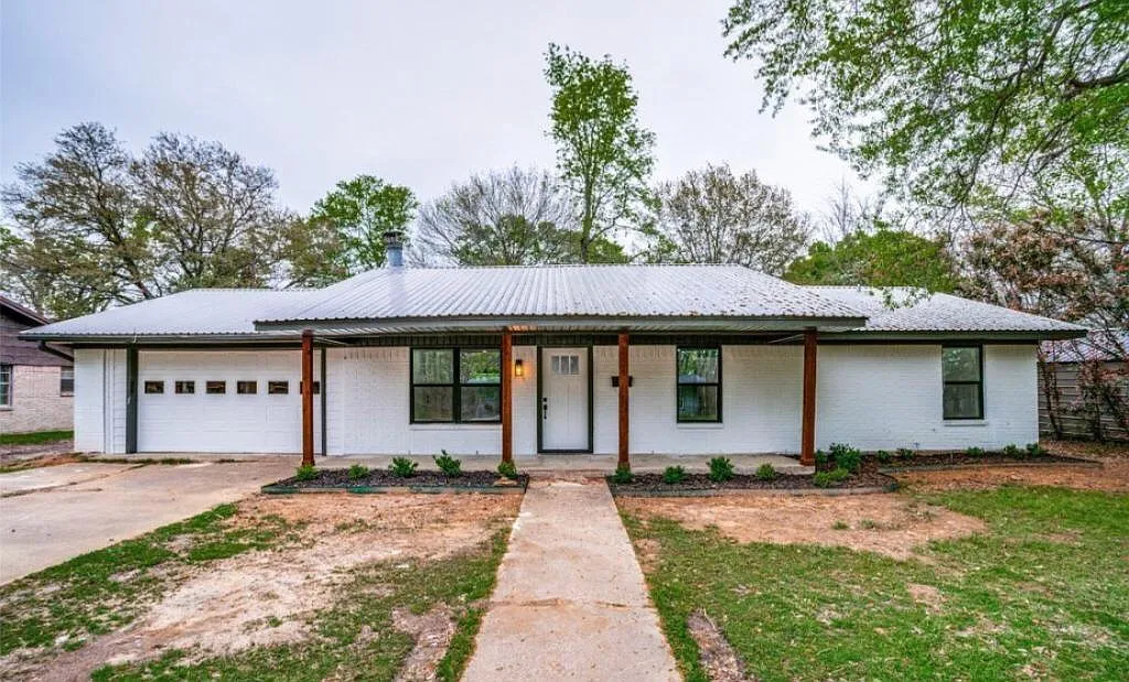 205 La Jodepa st — Photo 1