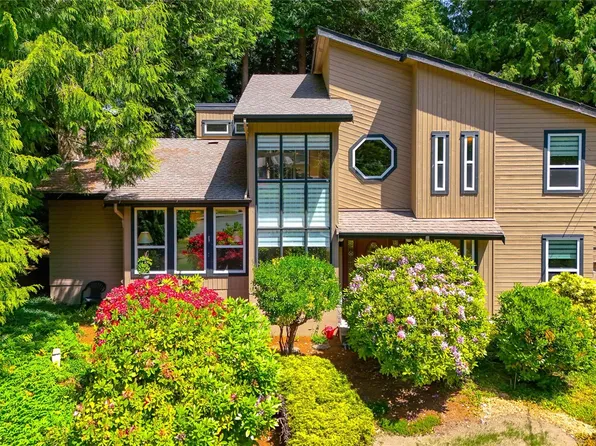 8705 Nash Pl, North Saanich, BC V8L 4G9