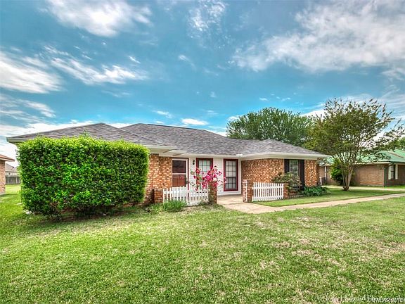 3rd image of 4405 Parkridge Dr