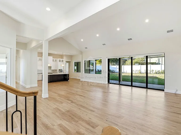 705 Largovista Dr — Photo 9