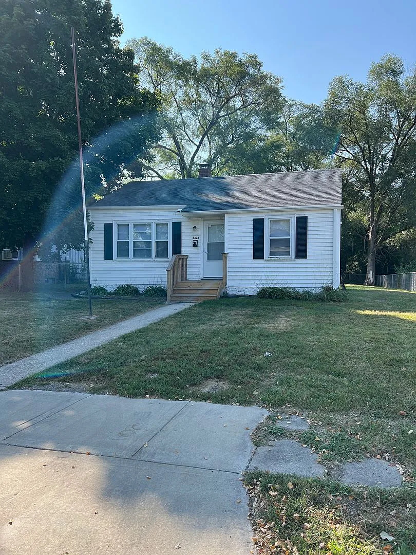 3328 Blackstone Ave — Photo 1