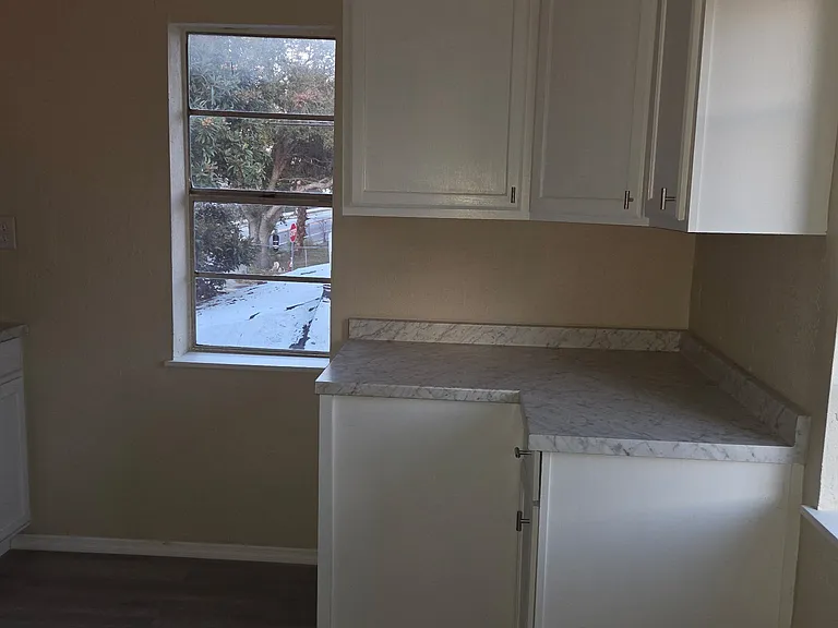 634 W 10th St — Photo 9