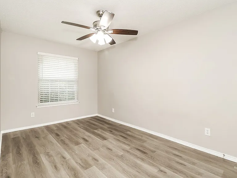 900 Vicksburg Ln — Photo 12