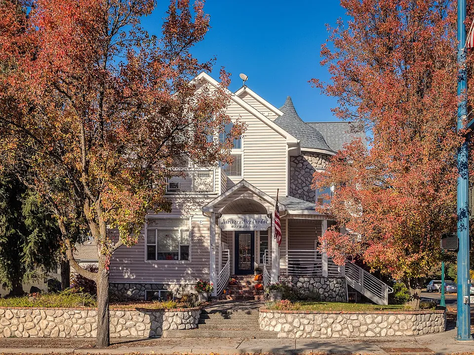 621 E Lakeside Ave