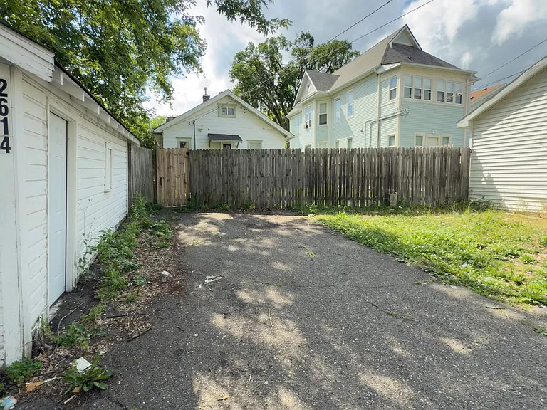 2614 Dupont Ave N — Photo 27